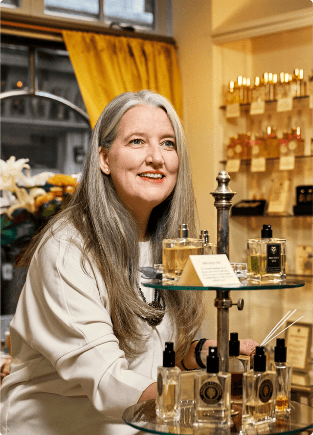 Femme dans une petite boutique