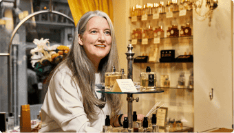 Frau in einer Boutique mit Parfüm