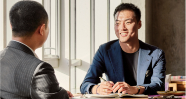 Afbeelding van twee samenwerkende professionals