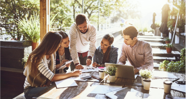 Afbeelding van samenwerkende professionals