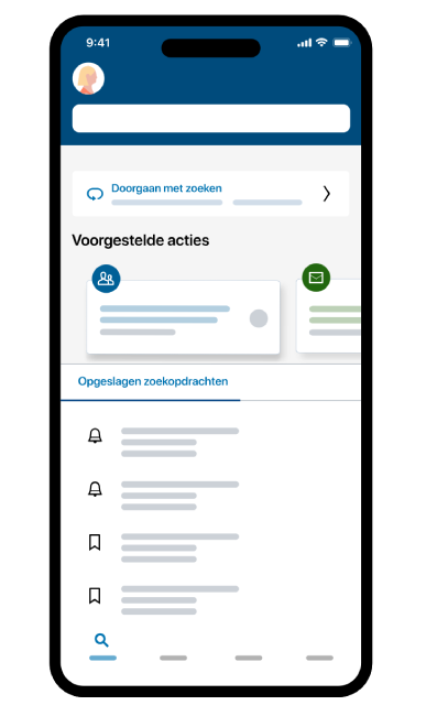Recruiter die kijkt naar voorgestelde acties in mobiele app