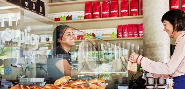 Une bulle et deux femmes qui parlent