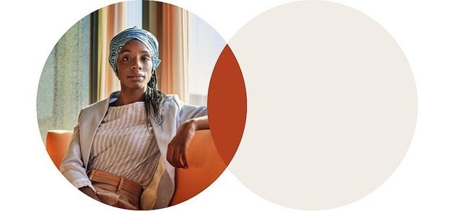 Photo d'une femme assise sur un canapé