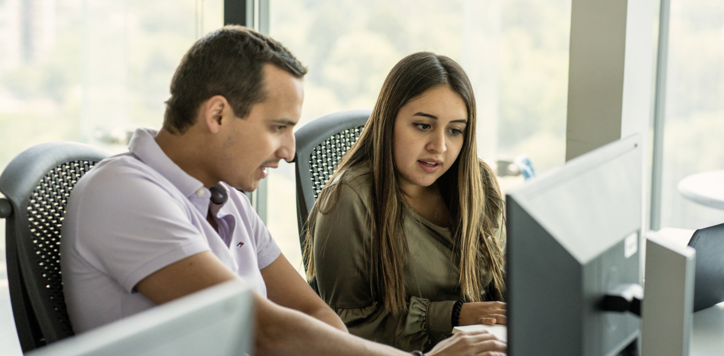 Des professionnels dans un bureau travaillant sur des ordinateurs de bureau.