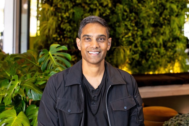 Hari Srinivasan headshot in color