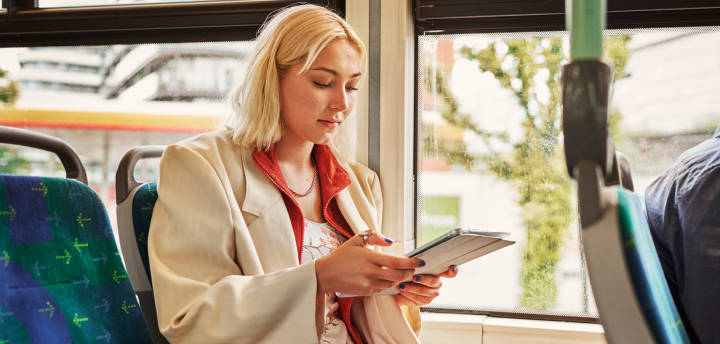 Une personne en train de travailler pendant son trajet domicile-travail.