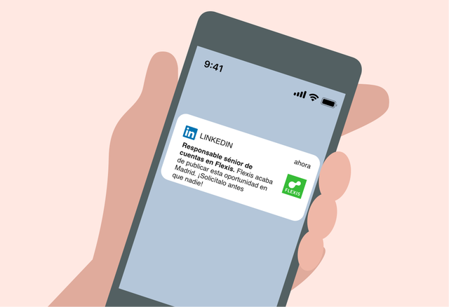 Ilustración de una mano que sujeta un teléfono móvil en el que aparece una notificación de empleo. La notificación incluye el nombre de una empresa, su logotipo, el nombre del puesto y un mensaje breve.