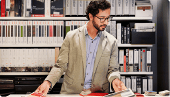 Hombre revisando un muestrario de colores