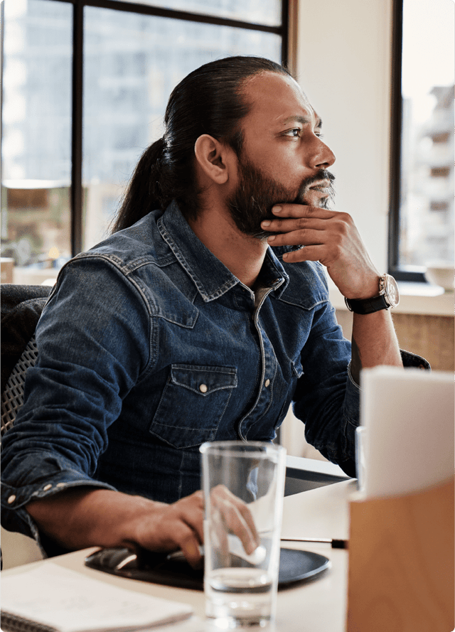 Homme travaillant à son ordinateur dans un bureau